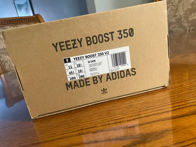 Adidas Yeezy Boost 350 V2 Light Size 11 in Men's Shoes in Oshawa / Durham Region - Image 3