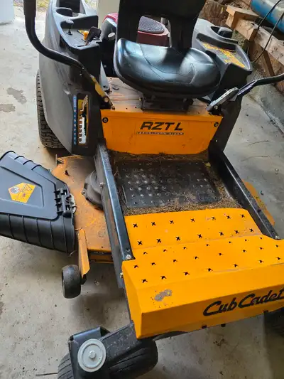 Excellent Cub-cadet zero turn mower, Amazing Honda twin cylinder engine. 46 " deck, new blades last...