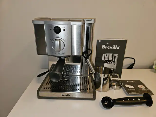 Breville coffee machine in Coffee Makers in Oakville / Halton Region - Image 3
