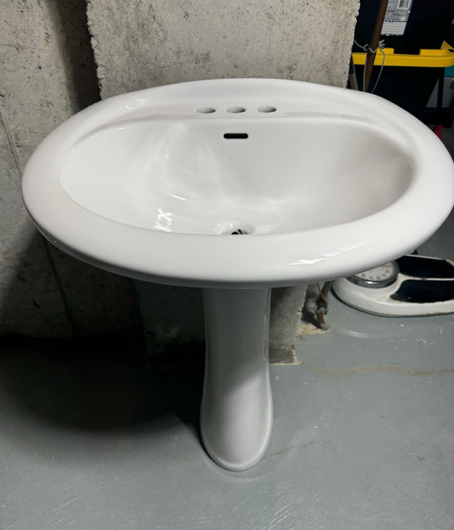  Bathroom pedestal sink   in Other in Oshawa / Durham Region - Image 2