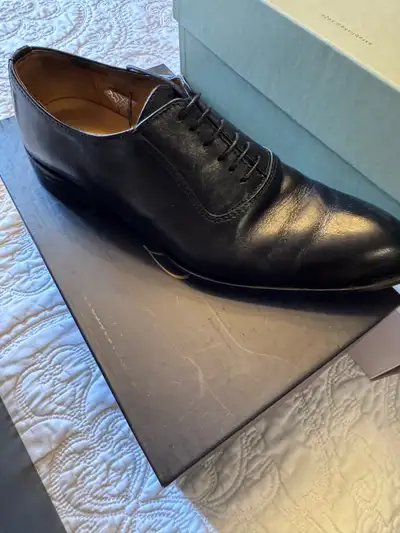 These stylish Italian Isarti leather dress shoes are a size 41 and are in good condition, perfect fo...