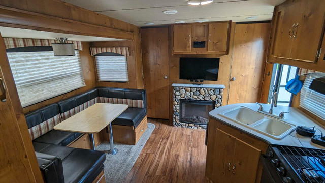 25' gulf stream cabin cruiser in Travel Trailers & Campers in Moose Jaw - Image 4