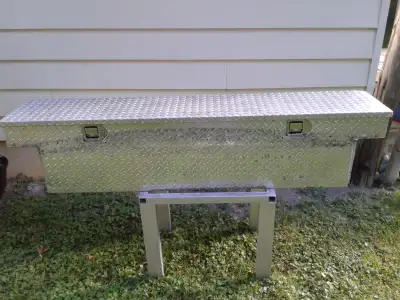 Aluminum truck box, came off 1998 GMC SLE comes with locking lid and key. $150.00