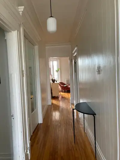 Appartement à louer au 3e étage d’un triplex, sur la rue Saint-Denis, très éclairé, à 3 minutes du m...