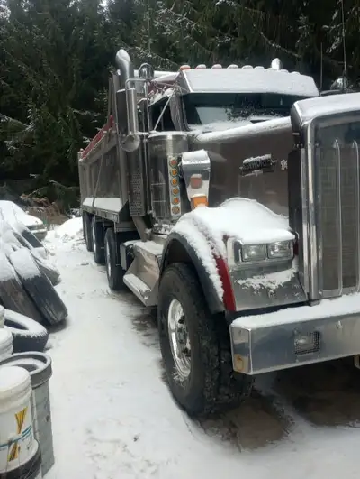 2014 W900 flat glass. This is 600 horsepower 1850 torque 18 seed, the 72 sled air ride all across Cu...