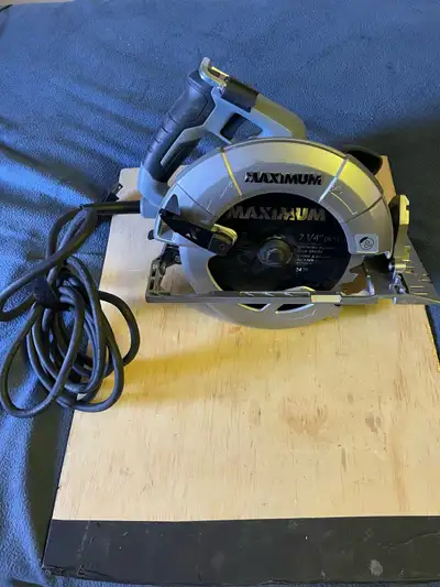 Maximum 7 1/4 skill saw with electric brake….Used for a small project but never use it anymore…works...