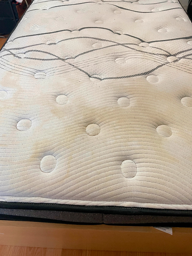 Lit avec trois tiroirs et matelas double. dans Lits et matelas  à Laval/Rive Nord - Image 2