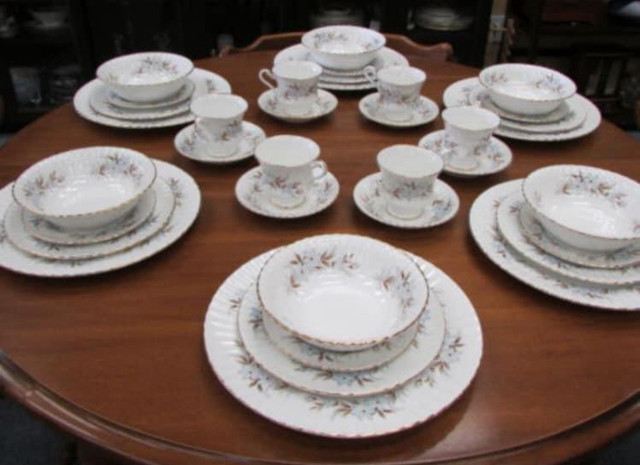 Royal Standard Dawn Service for 6 Dinnerware Set Vintage Dishes in Kitchen & Dining Wares in Sudbury - Image 3