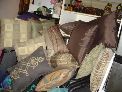 divers coussins neuf , oreillers , serviettes de bains etc, View more