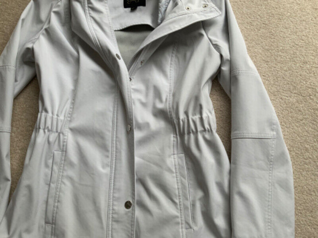 RAIN COAT - ALL WEATHER COAT White Like New Size Small in Women's - Tops & Outerwear in Belleville - Image 3