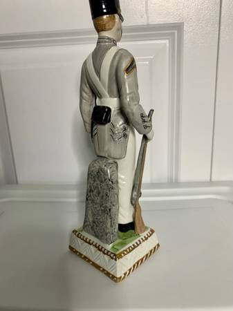 WEST POINT CADET VINTAGE GERMANY CERAMIC FIGURINE Hendarbeite in Arts & Collectibles in Burnaby/New Westminster - Image 3