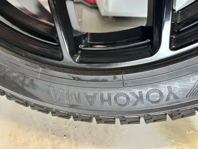 Ensemble de 4 pneus d’hiver Yokohama Ice Guard 245/50R20 avec jantes Acura. Utiliser 1 hiver (8000 k...