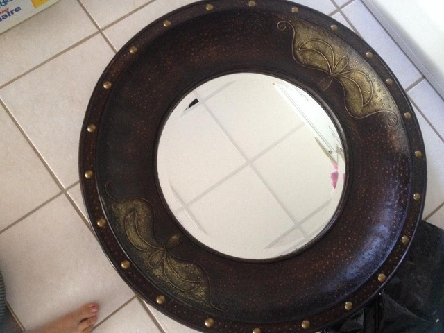 Miroir rond cuir brun dans Décoration intérieure et accessoires  à Saguenay - Image 4