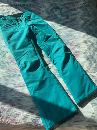Get ready to hit the slopes with these Ripzone snow pants for size XS! These pants are in used condi...
