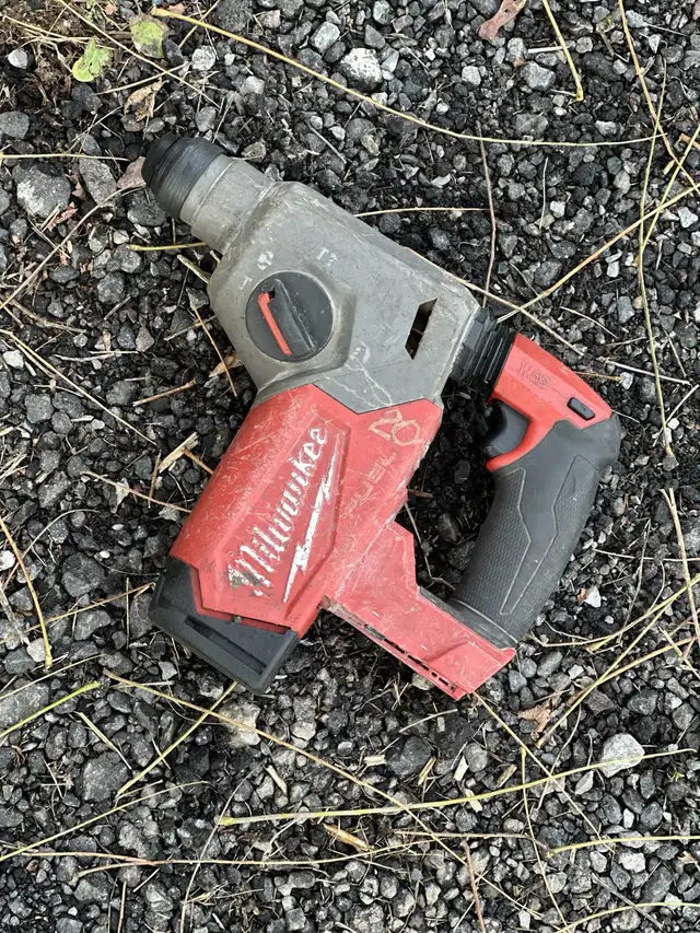 Milwaukee 2912-20 1 -inch SDS-Plus Rotary Hammer (Tool-Only) in Power Tools in Markham / York Region - Image 2