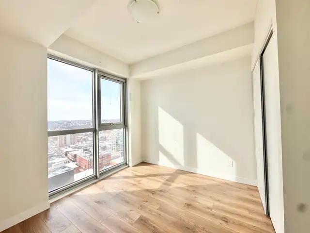 MODERN 1-BEDROOM   DEN CONDO WITH STUNNING CITY VIEWS