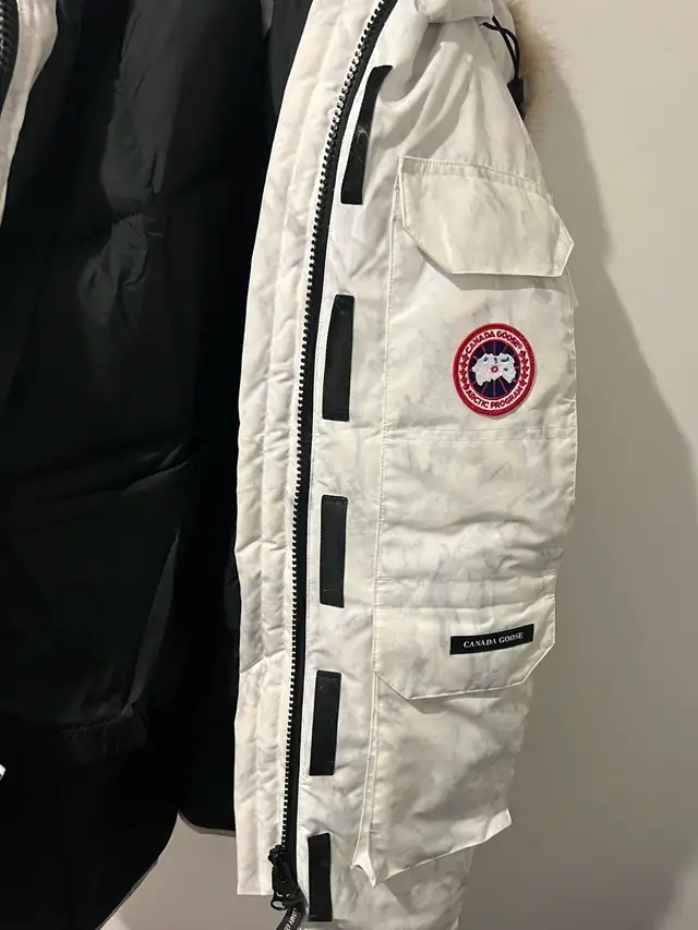 Canada Goose Expedition Parka Early Version with Real Coyote Fu in Women's - Tops & Outerwear in City of Toronto - Image 4
