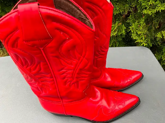 Cowboy Boots Womens size 9.  New.  Guess Brand in Women's - Shoes in Edmonton - Image 4