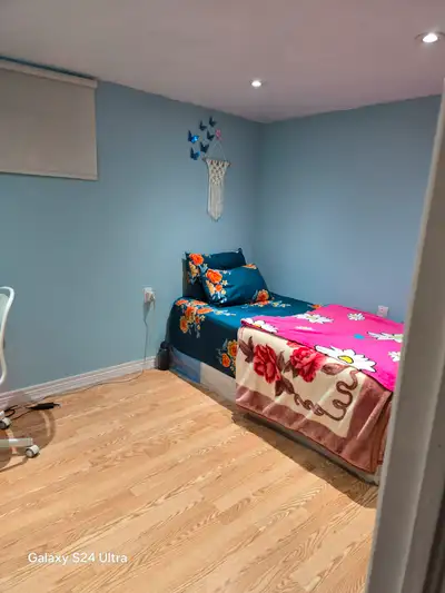 FEMALE FURNISHED ROOM - $650 NEAR KENNEDY SUBWAY
