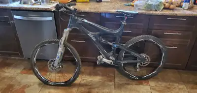 -super light, carbon frame, -top components, -like new, less than 200 KM,