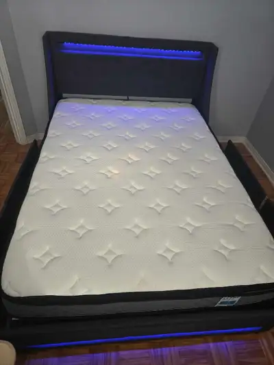 Lit double complètement neuf, View more