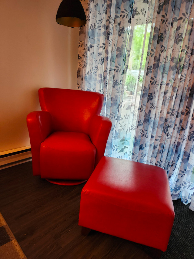 Fauteuil cuir rouge pivotant et pouf dans Chaises, Fauteuils inclinables  à Laval/Rive Nord