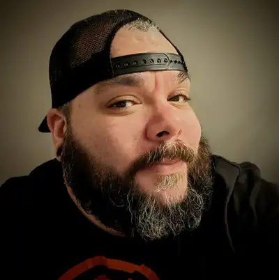 Experienced bass player and singer looking for jams with cool people no ego
