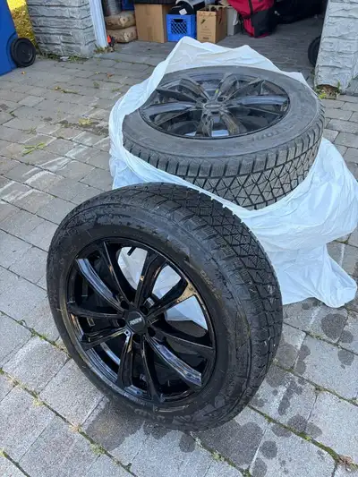 Pratiquement neuf : Pneus d’hiver radial avec roues, incluant les boulons (nuts). Seulement utilisé...