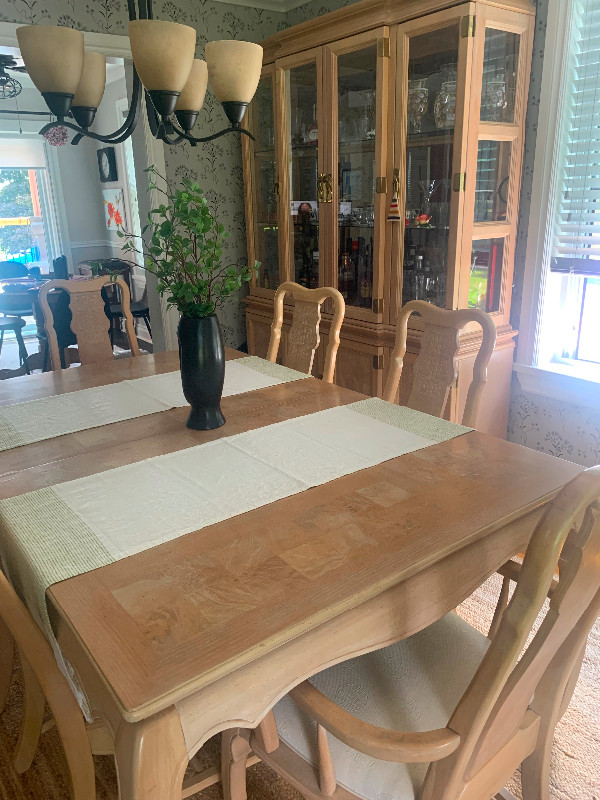 DINING ROOM SET  WHITE OAK w HUTCH &amp; BUFFETS in Dining Tables & Sets in Trenton - Image 2