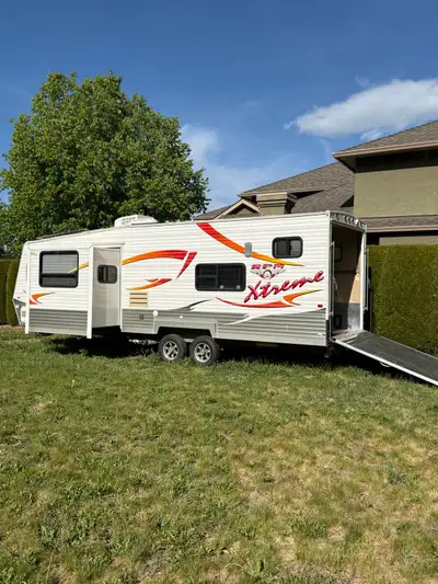Great Condition. 2008 26’ toy hauler sleeps 4! Perfect for golf cart/ quad or side-by-side with 10 '...