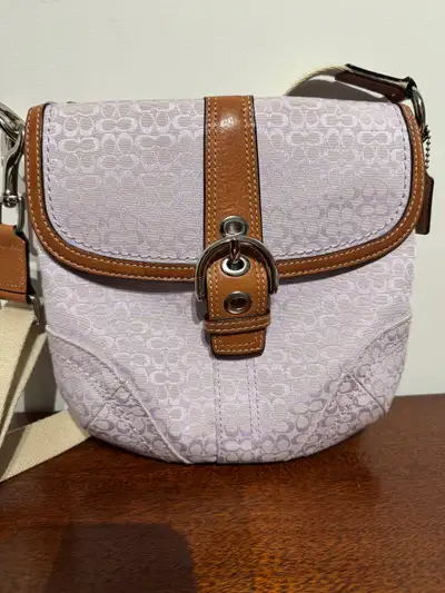 Sac bandoulière Coach. Dimensions du sac : 8.5 x 8.5 pouces ou 22 cm x 22cm. Excellent condition. Au...