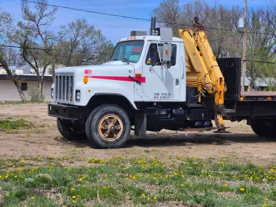 400 H.P. Cummins, 13 Speed Eaton Fuller Trans. 20' Deck,Heavy duty IH with Viva 700 Crane, 4000 lb....
