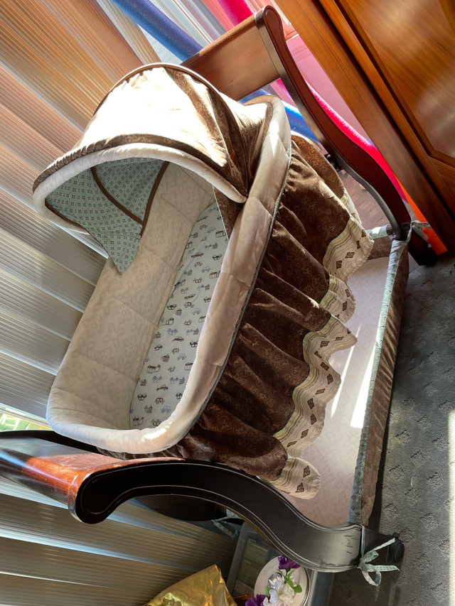 Baby Bassinet with Wheels in Multi-item in City of Toronto - Image 2