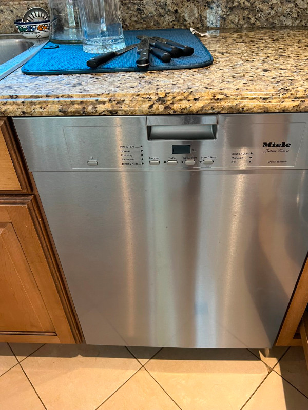 Free dishwasher MOVING NEED TO GO in Free Stuff in Edmonton