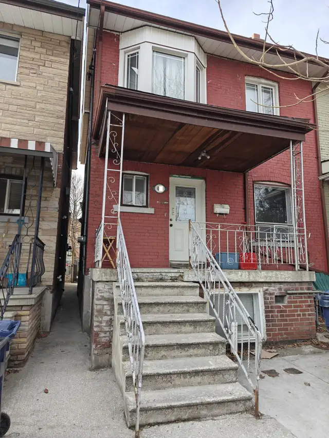 2BED Large Apartment in CHRISTIE PITS