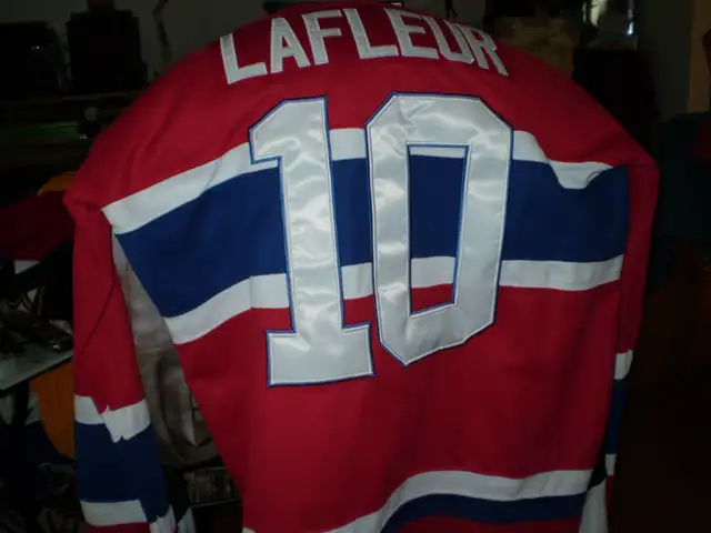 PLUSIEURS  CHANDAILS DE COLLECTIONNEUR LNH NEUFS in Hockey in Drummondville - Image 2