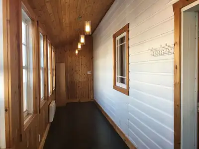 Beau logement au rez-de-chaussée avec cachet - murs et planchers de bois - et solarium rénové. Dispo...