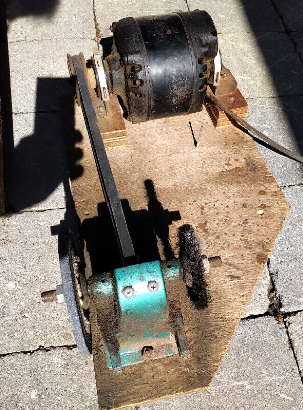 Vintage Belt Driven Workbench Grinder - Cast Iron Base, 0.25 HP in Power Tools in Markham / York Region - Image 4