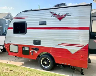 In excellent condition, lightly used (less than 2000KM). Lightweight, retro style travel trailer, sl...