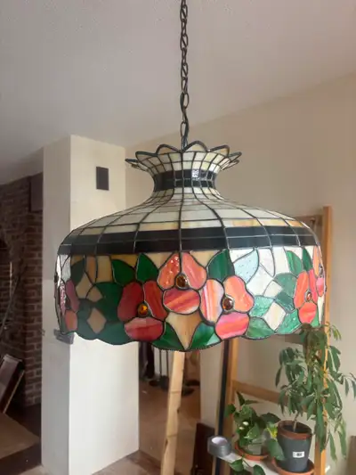 Tiffany look alike hanging lamps. In good condition. Smaller lamps 150$.