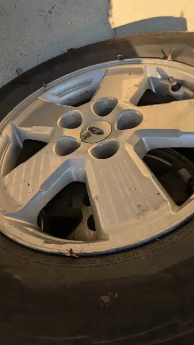 **NÉGOCIABLE **These pre-owned Fuzion tires, size P235/70R16, are mounted on Ford wheels and ready f...