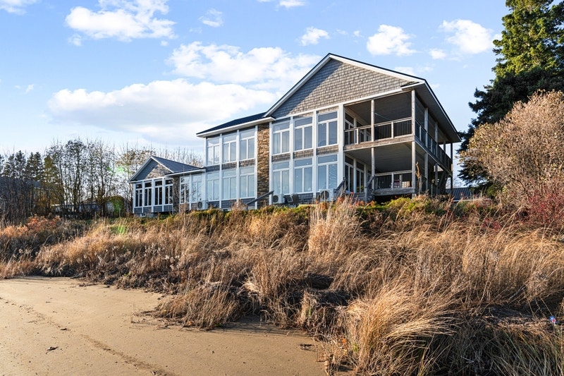 Beautiful fully furnished waterfront house rental Long Term Rentals