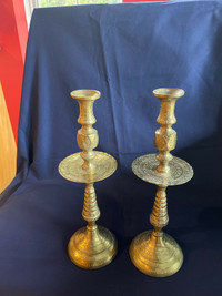 Paire de chandeliers en bronze ciselée  20$