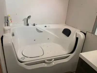 Baignoire thérapeutique neuve – JAMAIS utilisée – À vendre, View more