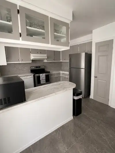 Magnifique 5½ entièrement rénové au goût du jour, situé à l’étage d’un 5-plex tranquille et bien ent...
