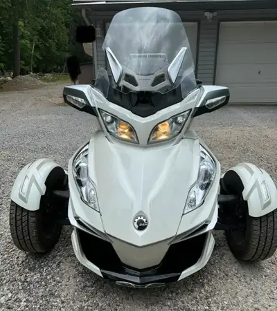 2015 Can Am Spyder RT/S $16,800.00 1330 cc, 6 speed semi automatic with reverse, 12,737 km (very low...