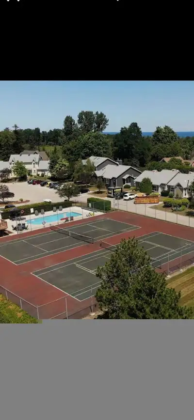 Located in the beautiful town of Thornbury. Close to all amenities grocery store, shops and restaura...