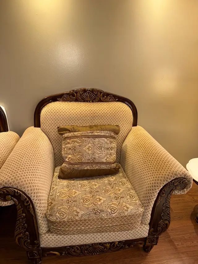 Elegant Antique-Style Sofa Set – 3 Piece Living Room Set in Couches & Futons in Markham / York Region - Image 4