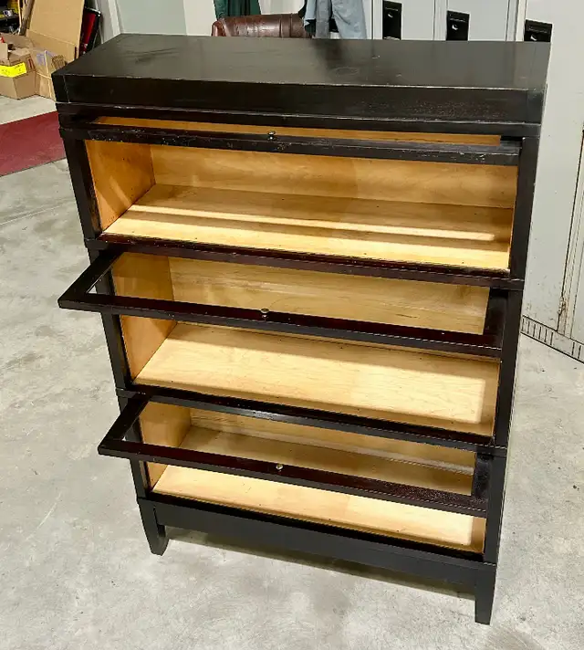 Lovely Antique Three Tier Mahogany Barrister Bookcase (c. 1930) in Bookcases & Shelving Units in Mississauga / Peel Region - Image 3
