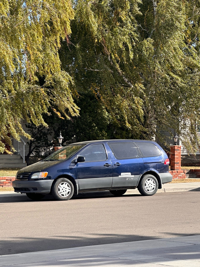 Toyota Sienna 2003 CE in Cars & Trucks in Edmonton - Image 4